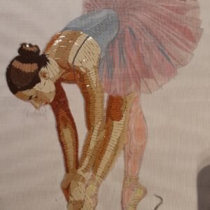 mosaïque représentant une ballerine faisant une révérence gracieuse dans moment de concentration intime avant la performance.