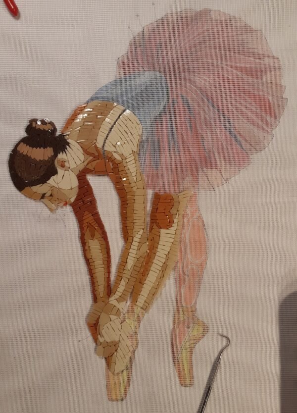 mosaïque représentant une ballerine faisant une révérence gracieuse dans moment de concentration intime avant la performance.