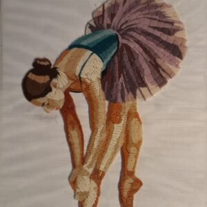 mosaïque représentant une ballerine faisant une révérence gracieuse dans moment de concentration intime avant le performance.