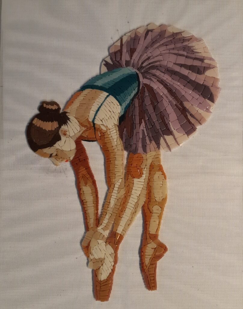 mosaïque représentant une ballerine faisant une révérence gracieuse dans moment de concentration intime avant le performance.